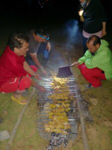 همنوردان در حال پخت شام در ییلاق دایلسر