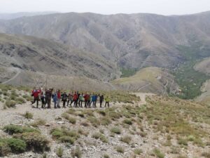 عکس گروهی در مسیر قله زشک